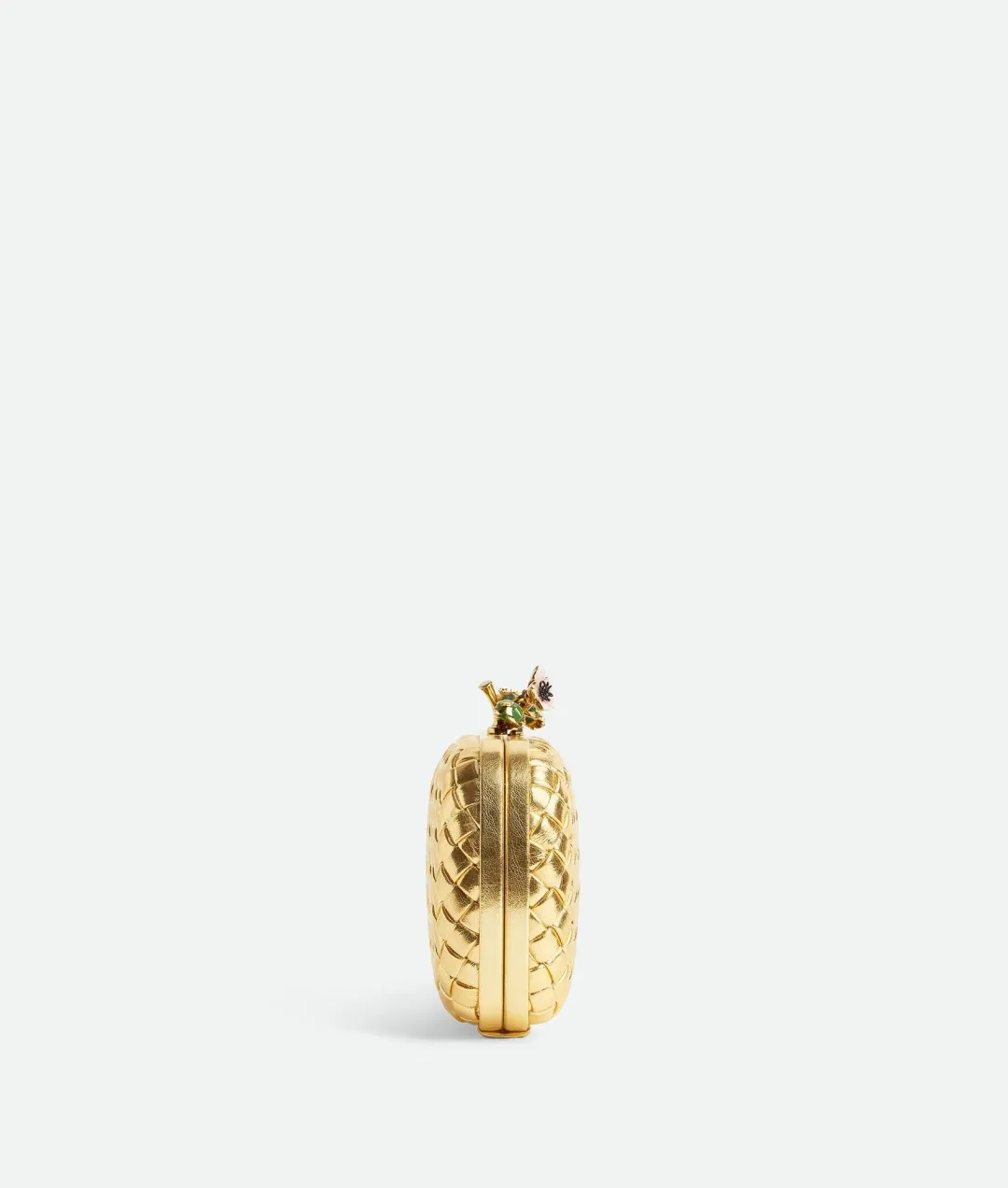 Batch 2100 official website picture/upper body picture ~ The golden Knot clutch is here🌸 This is a very powerful small bag. The craftsmen create a metallic texture on the leather. The metal flowers embellished with enamel are also very smart. They are shiny and materialize the wealth🥰